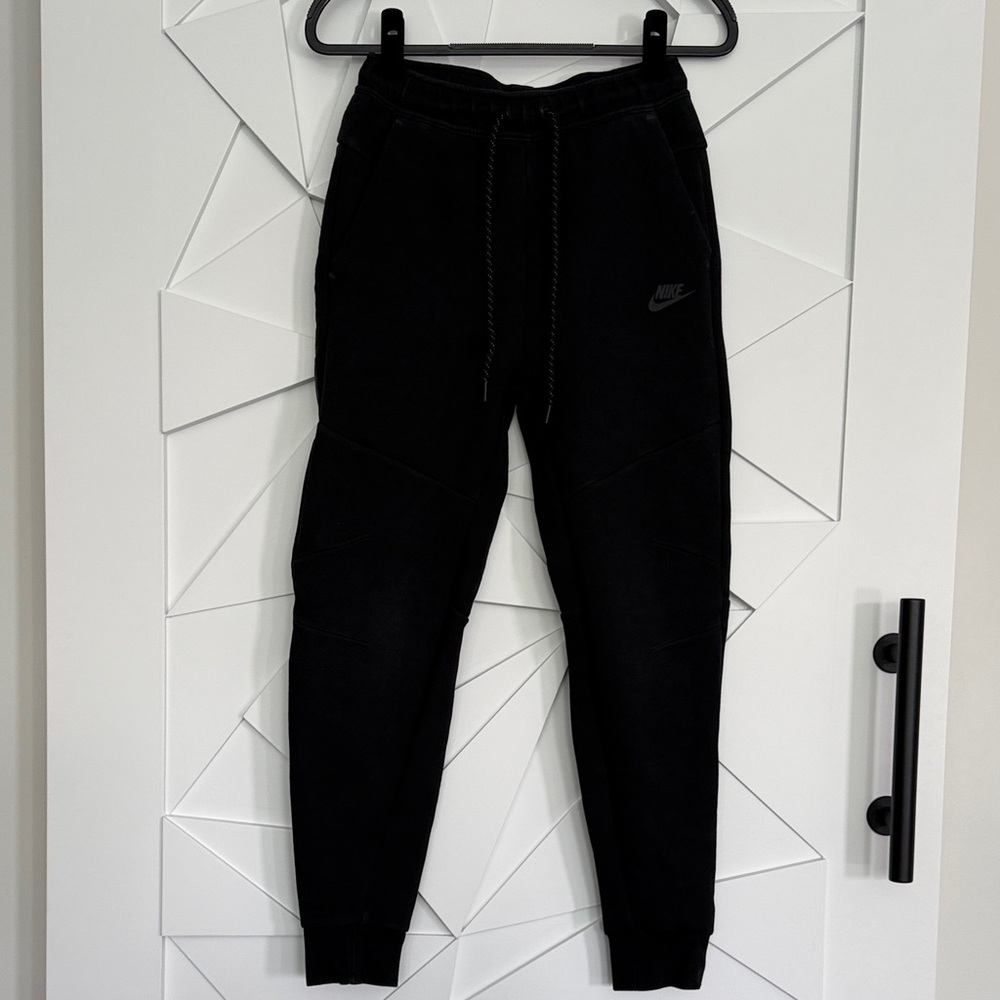Nike Men’s Black Slim-Fit Fleece Joggers with Drawstring